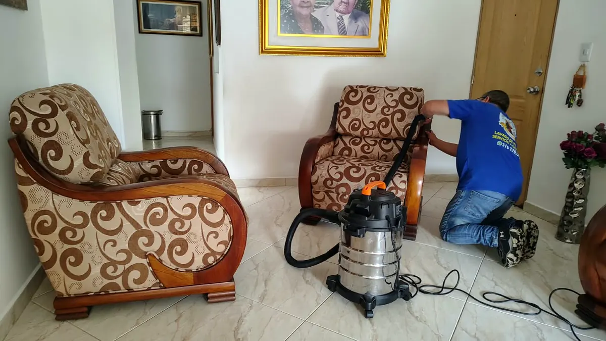 Lavado de sillones en una sala de Medellín