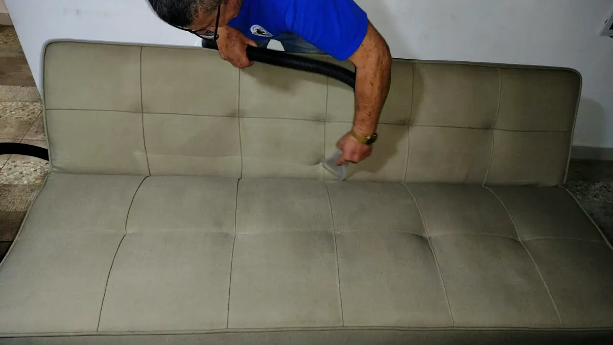 Sofá con una franja ya lavada al lado de la parte sin lavar